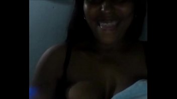 Morena se masturba con pepino en skype 1